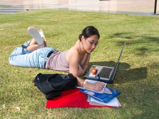 Chương Trình Học Đại Học Từ Xa Quản Lý Công 10 Tại sao lại chọn Đại học online ?
